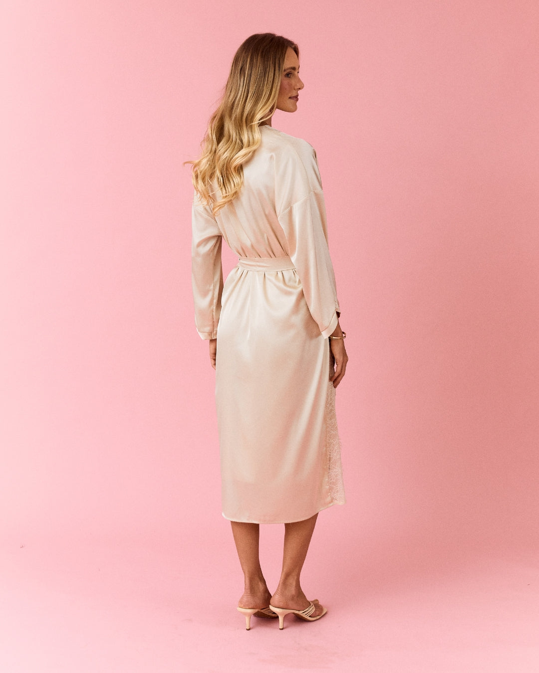 robes
linha noite de luxo
lingerie de luxo
LINGERIE
LADURRIE
CONJUNTOS
Conjunto Ornée de Douceur – Camisola e Robe Mídi
CONJUNTO LINGERIE
camisolas