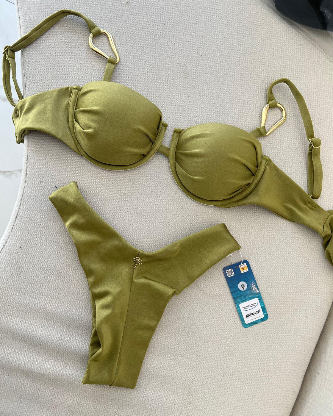 VERAO 2025

LADURRIE

BIQUINI

PISTACHE

BIQUINI VERDE